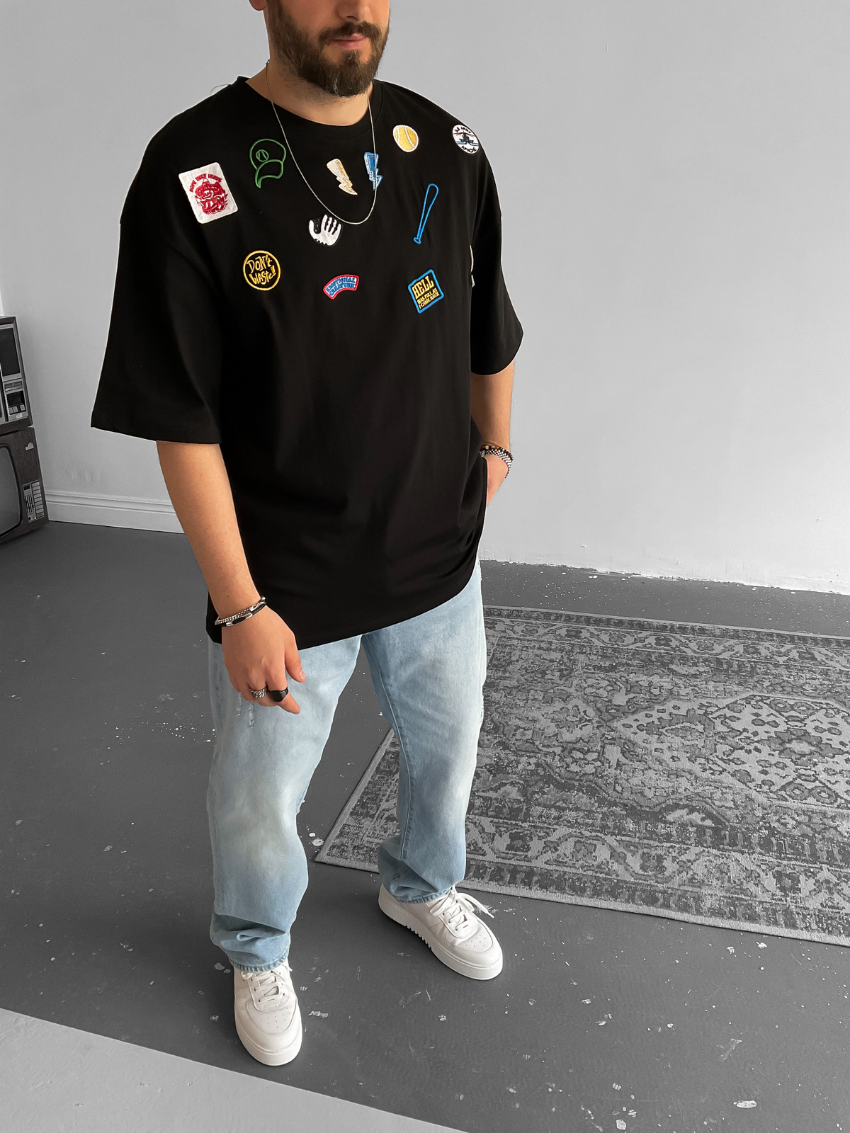 Siyah Patchli T-Shirt V-22-174