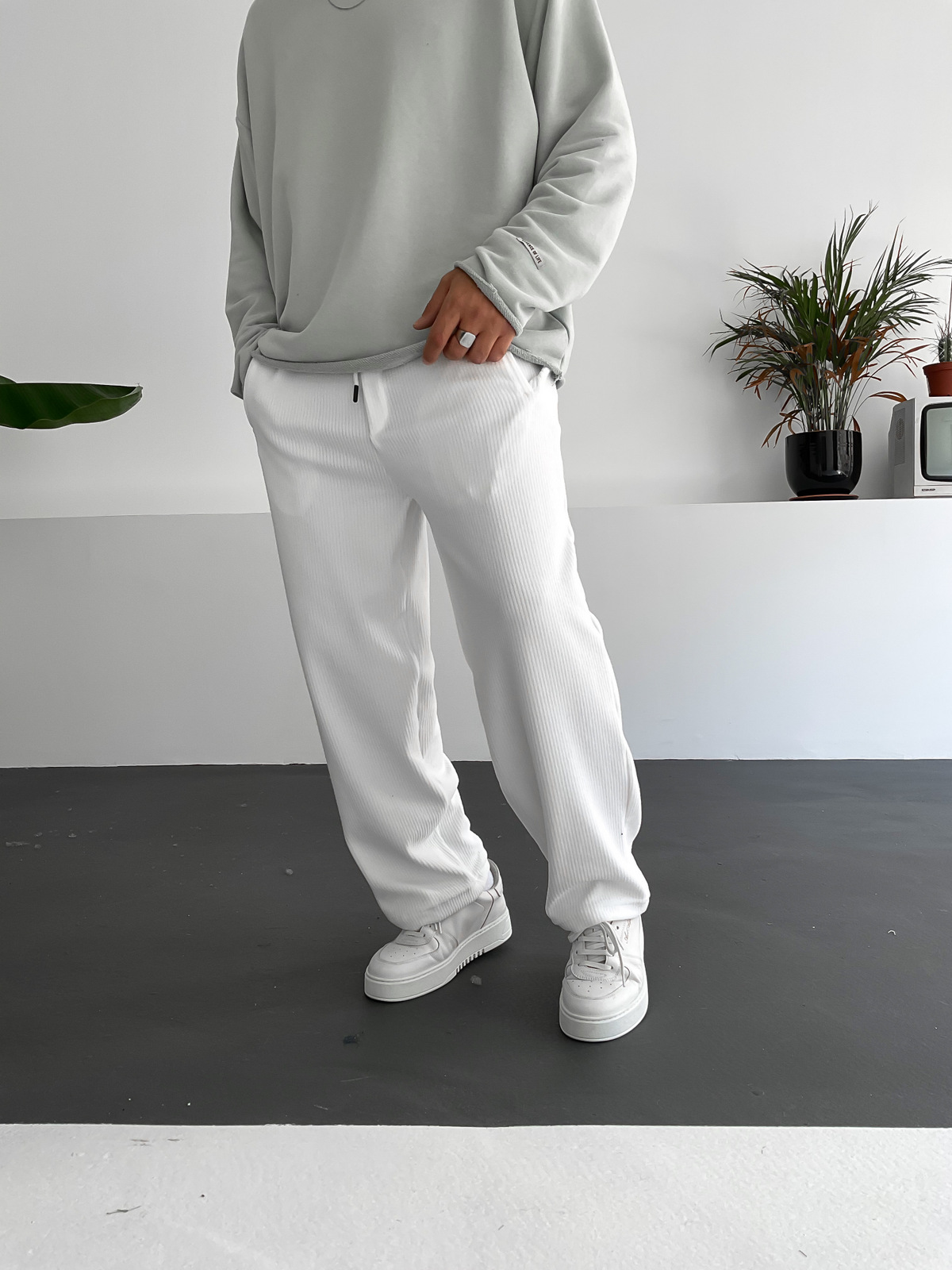 Beyaz Bol Kalıp Kadife Pantolon DP-2025