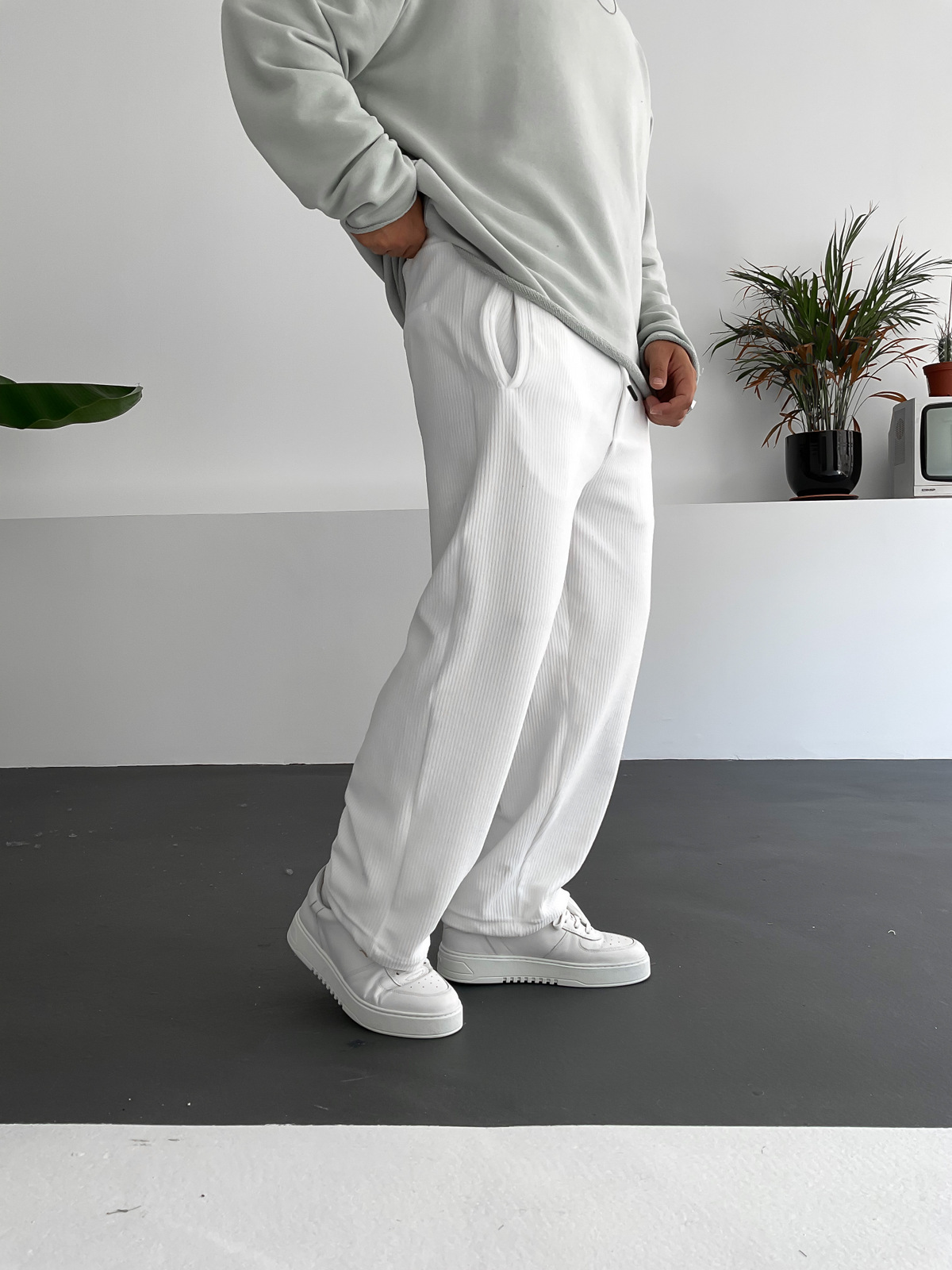 Beyaz Bol Kalıp Kadife Pantolon DP-2025