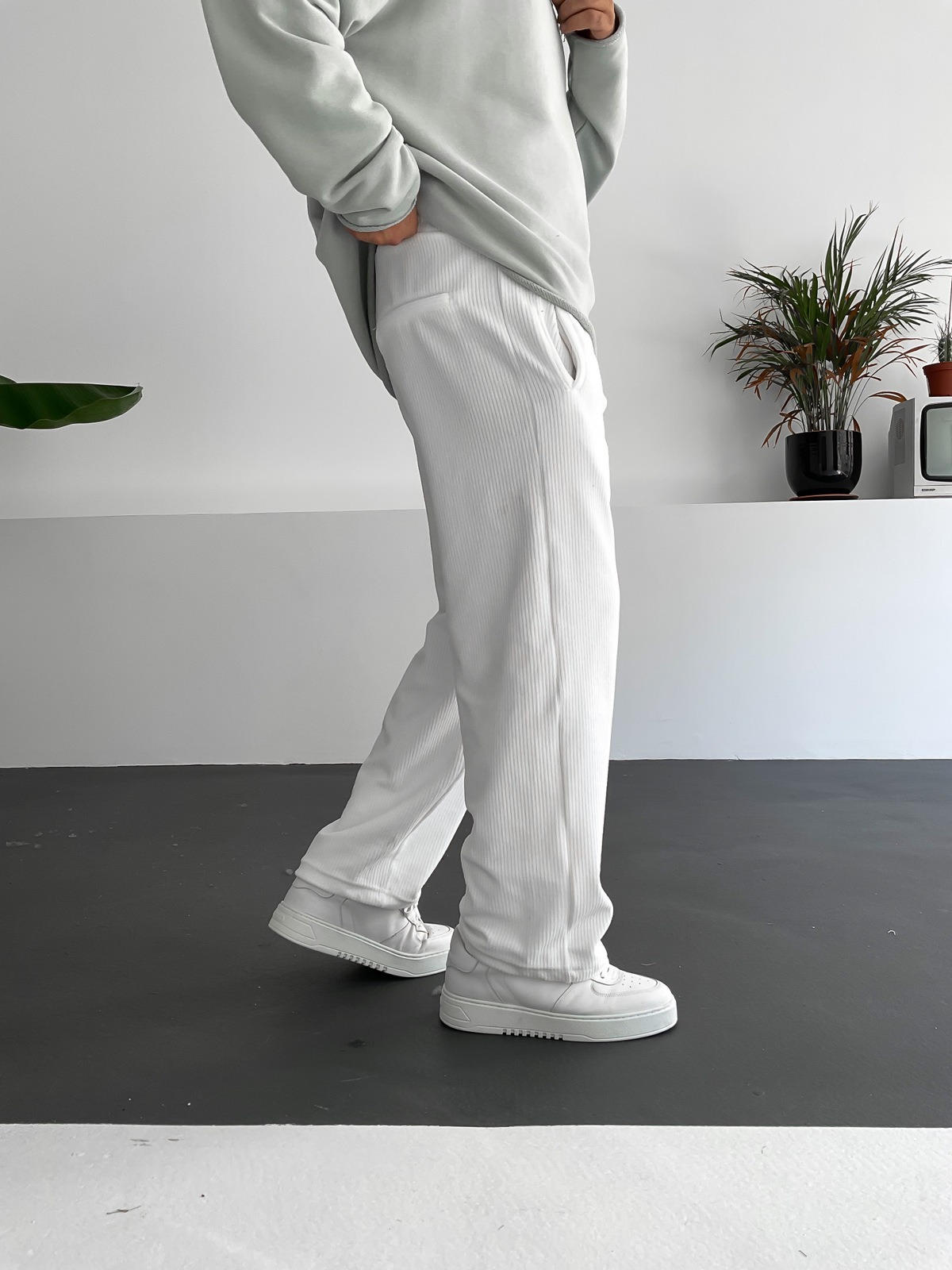 Beyaz Bol Kalıp Kadife Pantolon DP-2025