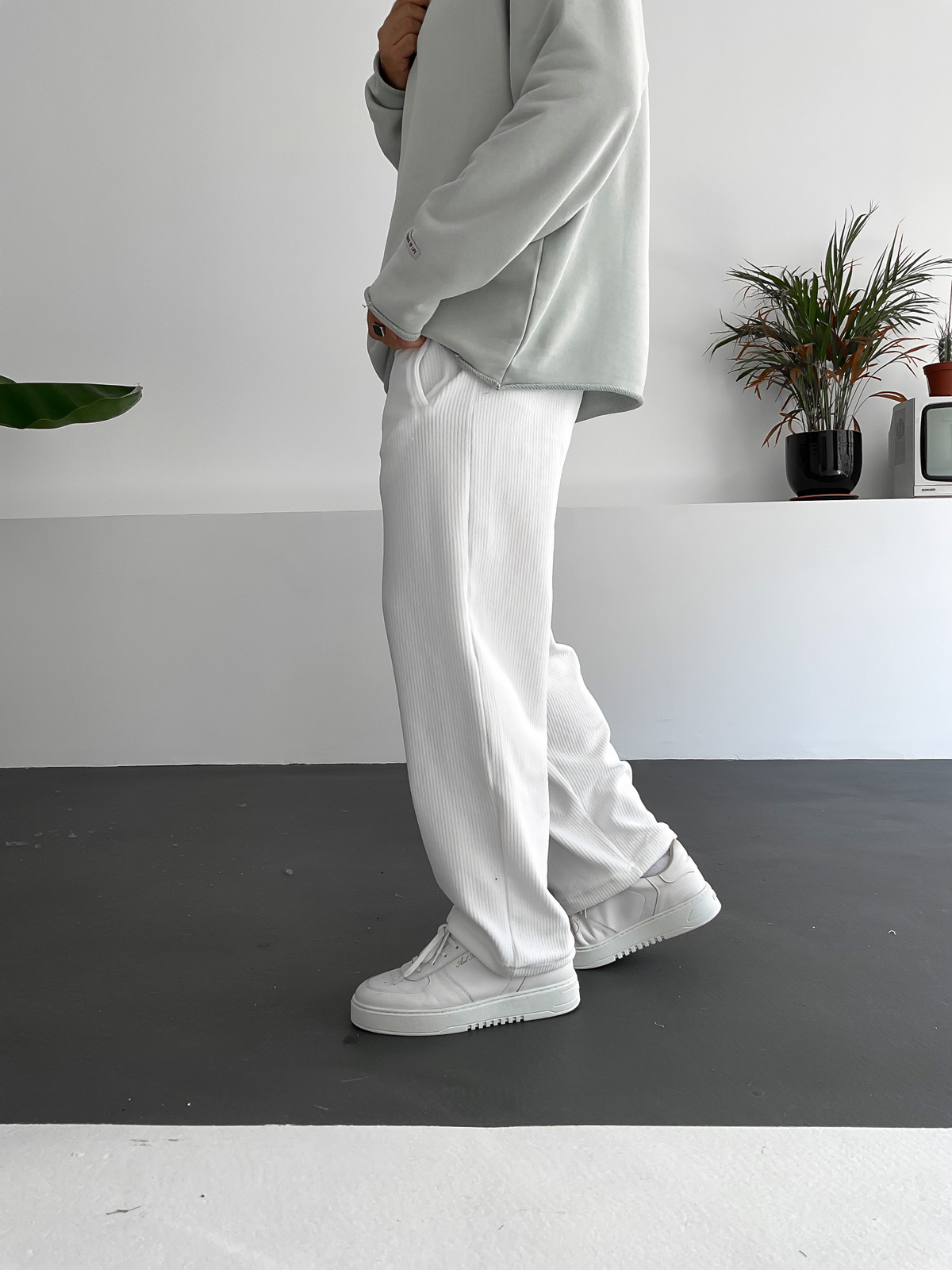 Beyaz Bol Kalıp Kadife Pantolon DP-2025