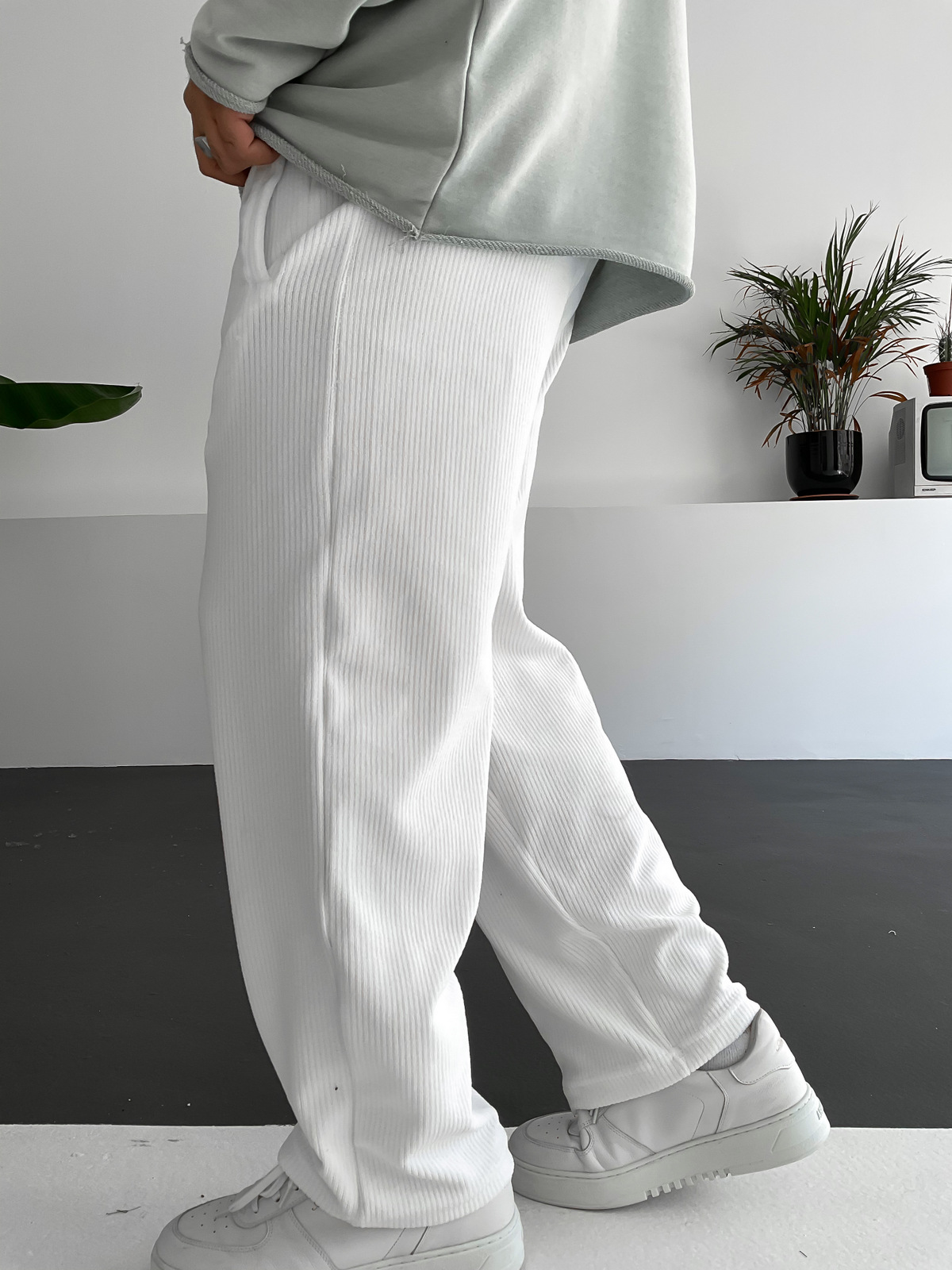 Beyaz Bol Kalıp Kadife Pantolon DP-2025