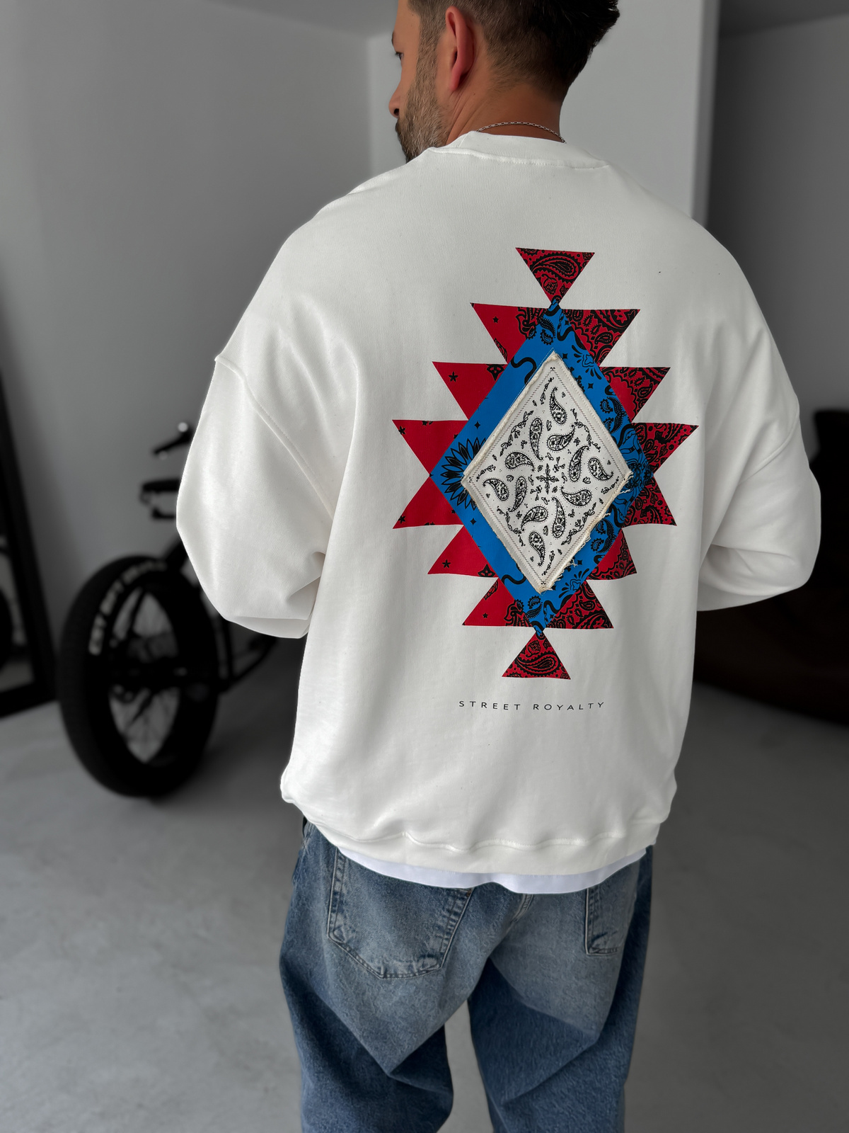 Beyaz Patchli Street Baskılı Sweatshirt JJ-118