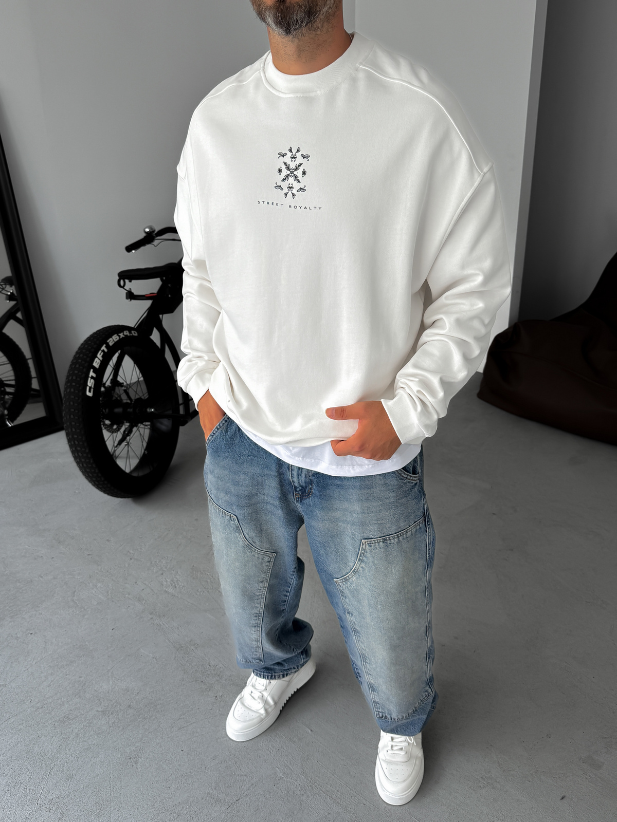 Beyaz Patchli Street Baskılı Sweatshirt JJ-118