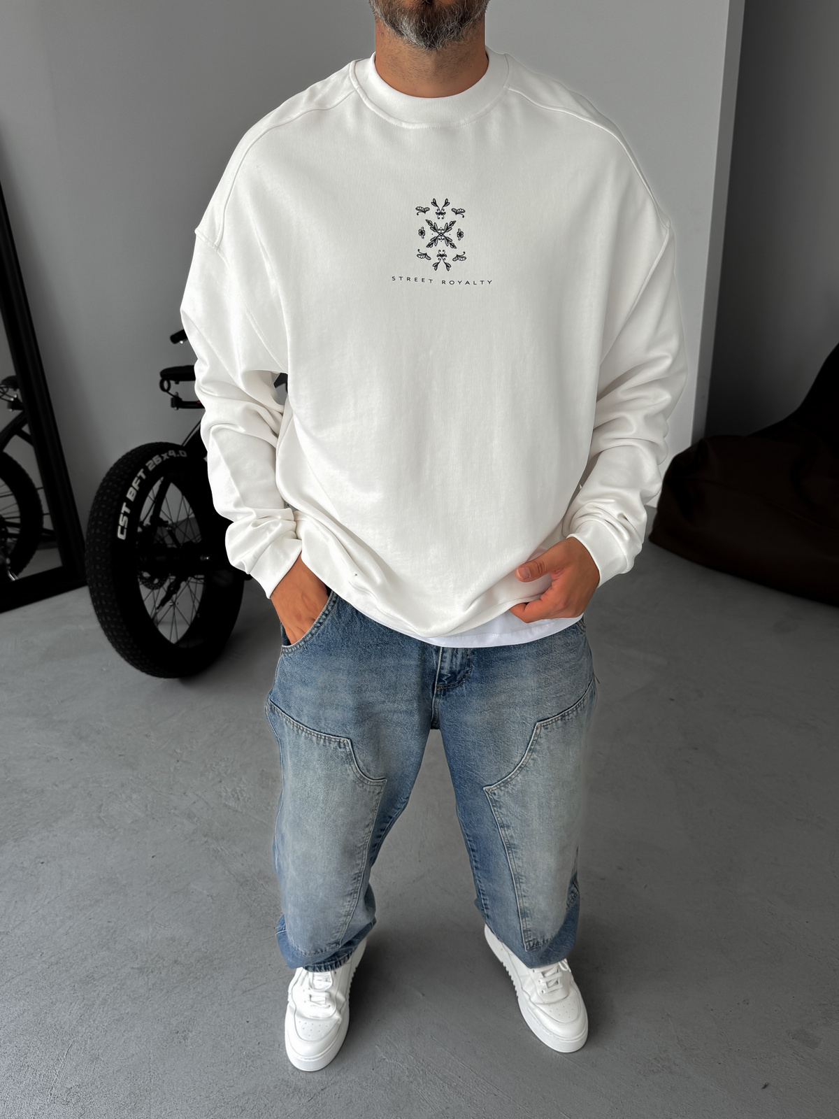 Beyaz Patchli Street Baskılı Sweatshirt JJ-118