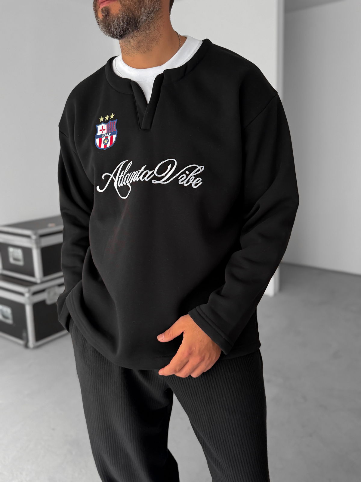 Siyah V Yaka Atlanta Nakışlı Sweatshirt HM-0006
