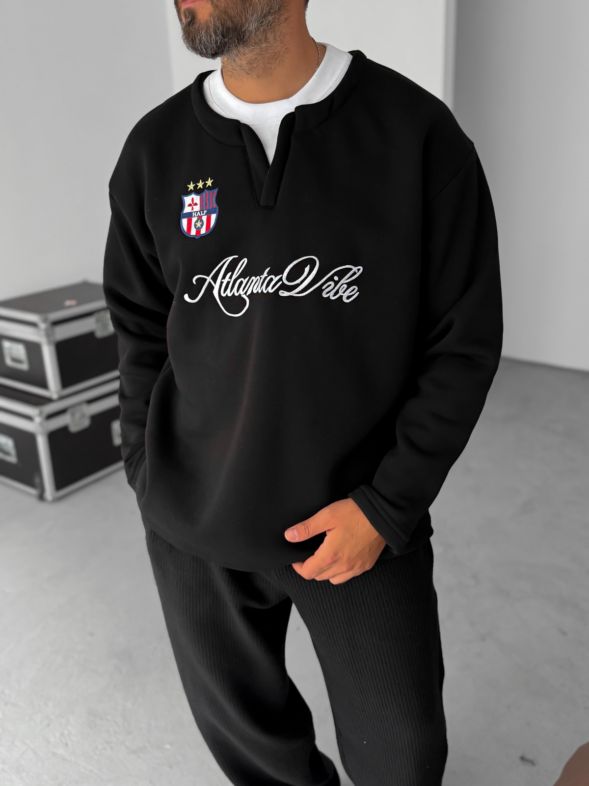 Siyah V Yaka Atlanta Nakışlı Sweatshirt HM-0006