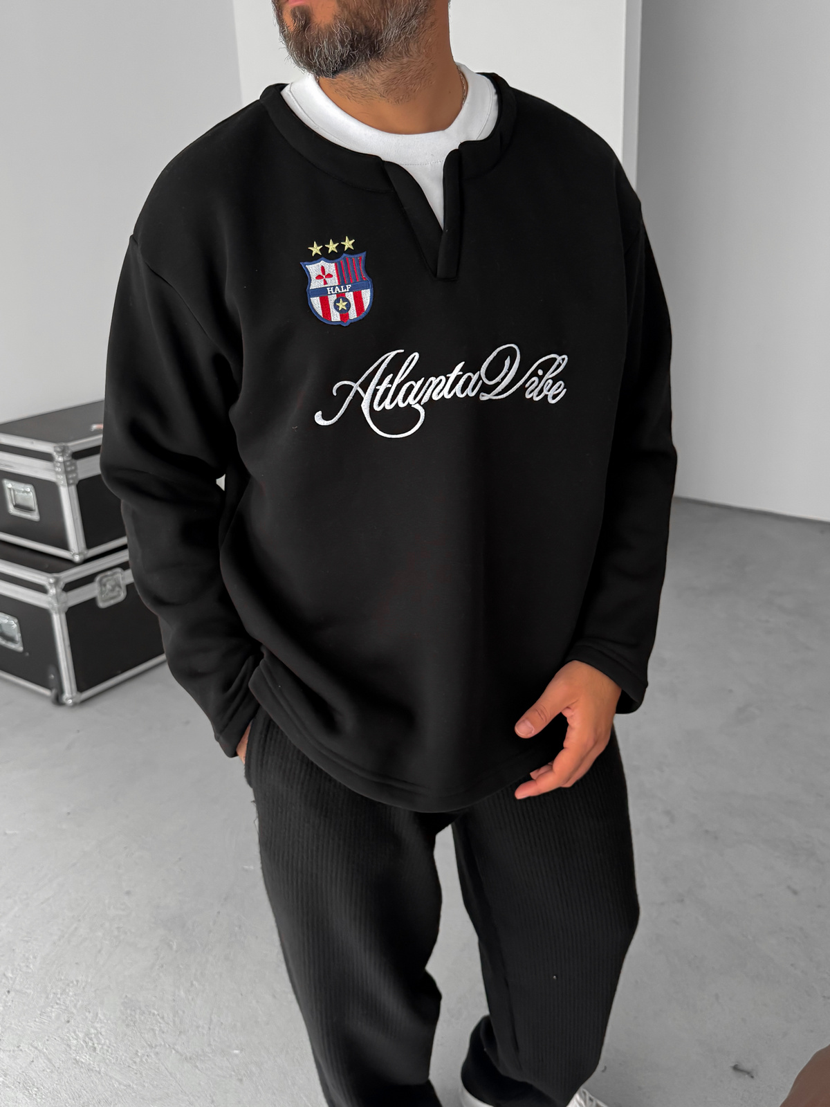 Siyah V Yaka Atlanta Nakışlı Sweatshirt HM-0006