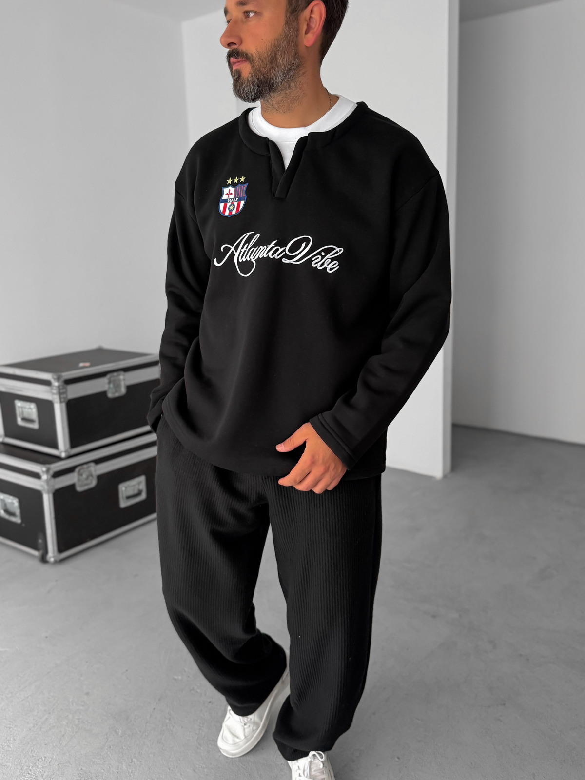 Siyah V Yaka Atlanta Nakışlı Sweatshirt HM-0006