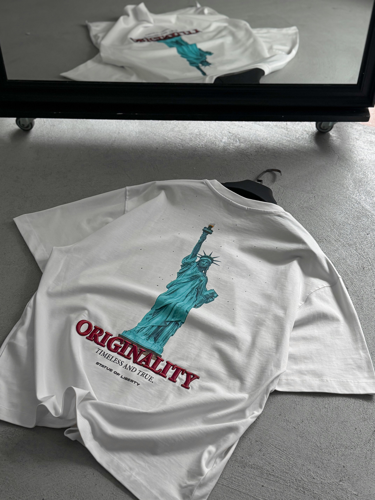 Beyaz Statue Of Liberty Baskılı T-Shirt TW-1033