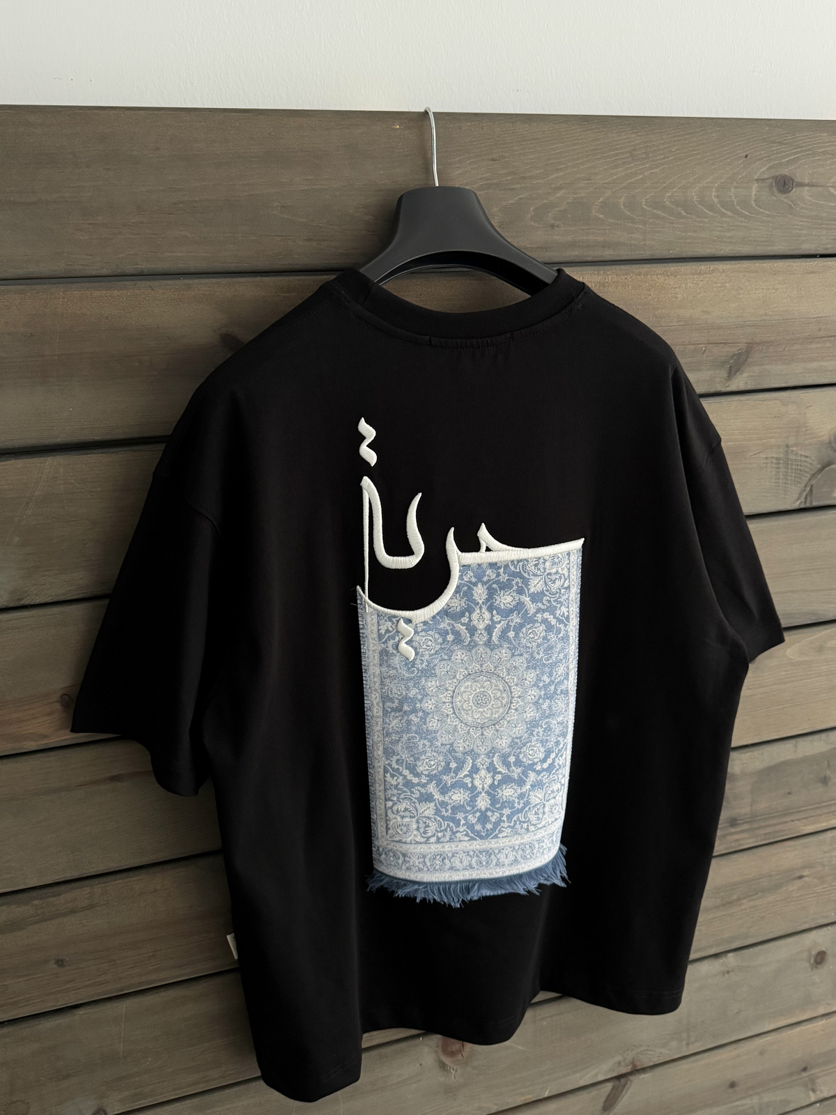 Siyah Halı Patchli Oversize T-Shirt SW-5052