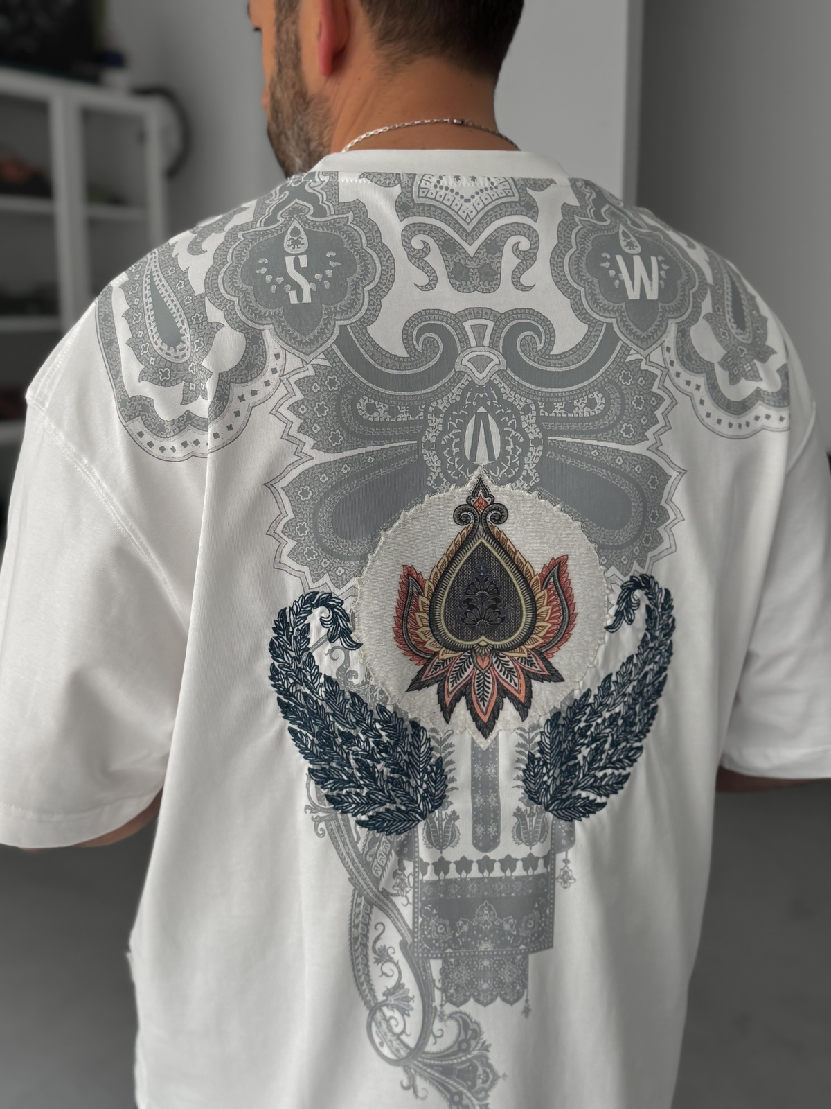 Beyaz Nakış Halı Patchli Oversize T-Shirt SW-5112