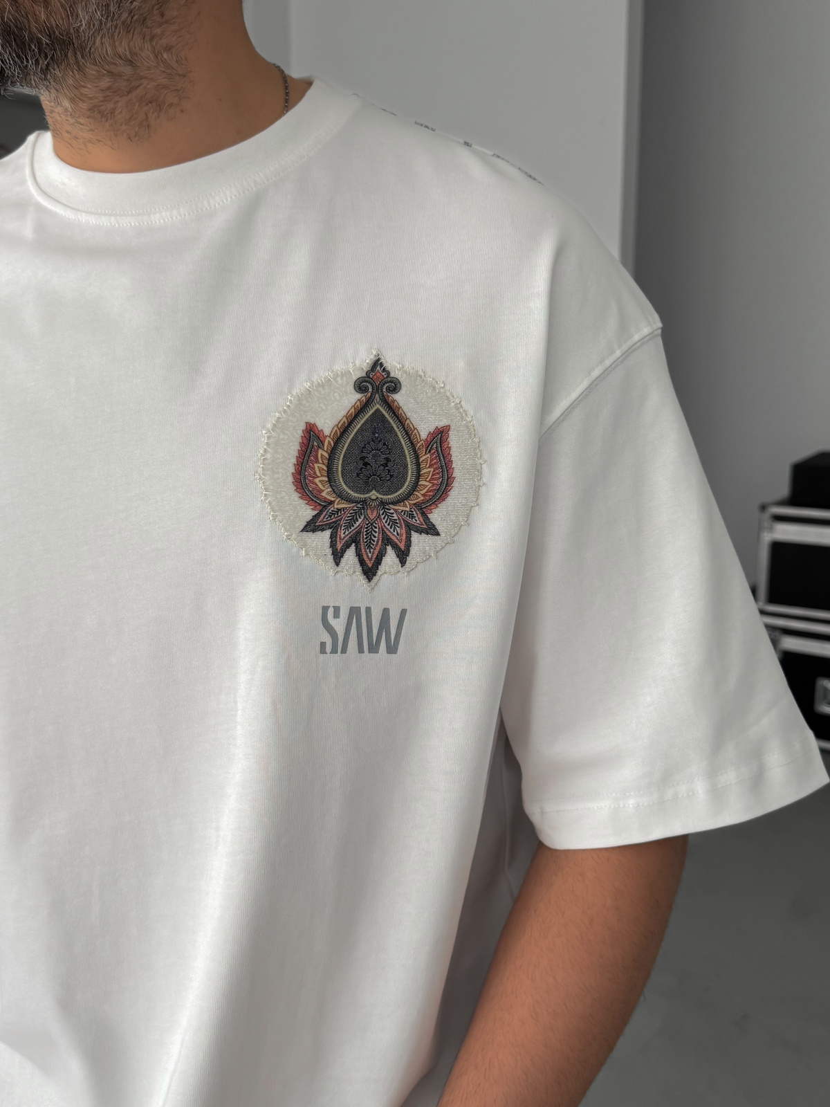 Beyaz Nakış Halı Patchli Oversize T-Shirt SW-5112