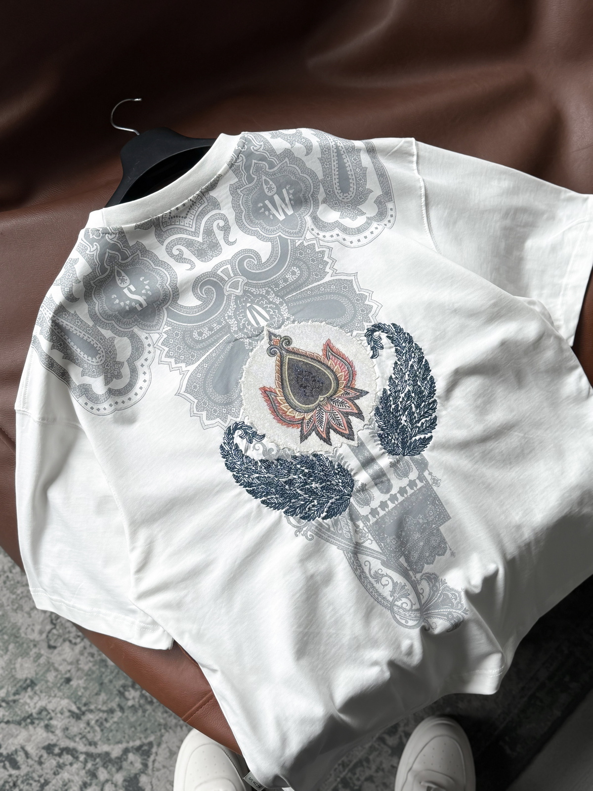 Beyaz Nakış Halı Patchli Oversize T-Shirt SW-5112