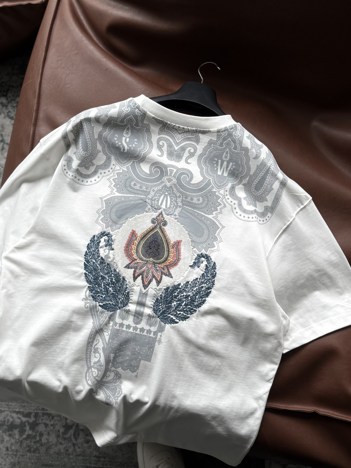 Beyaz Nakış Halı Patchli Oversize T-Shirt SW-5112