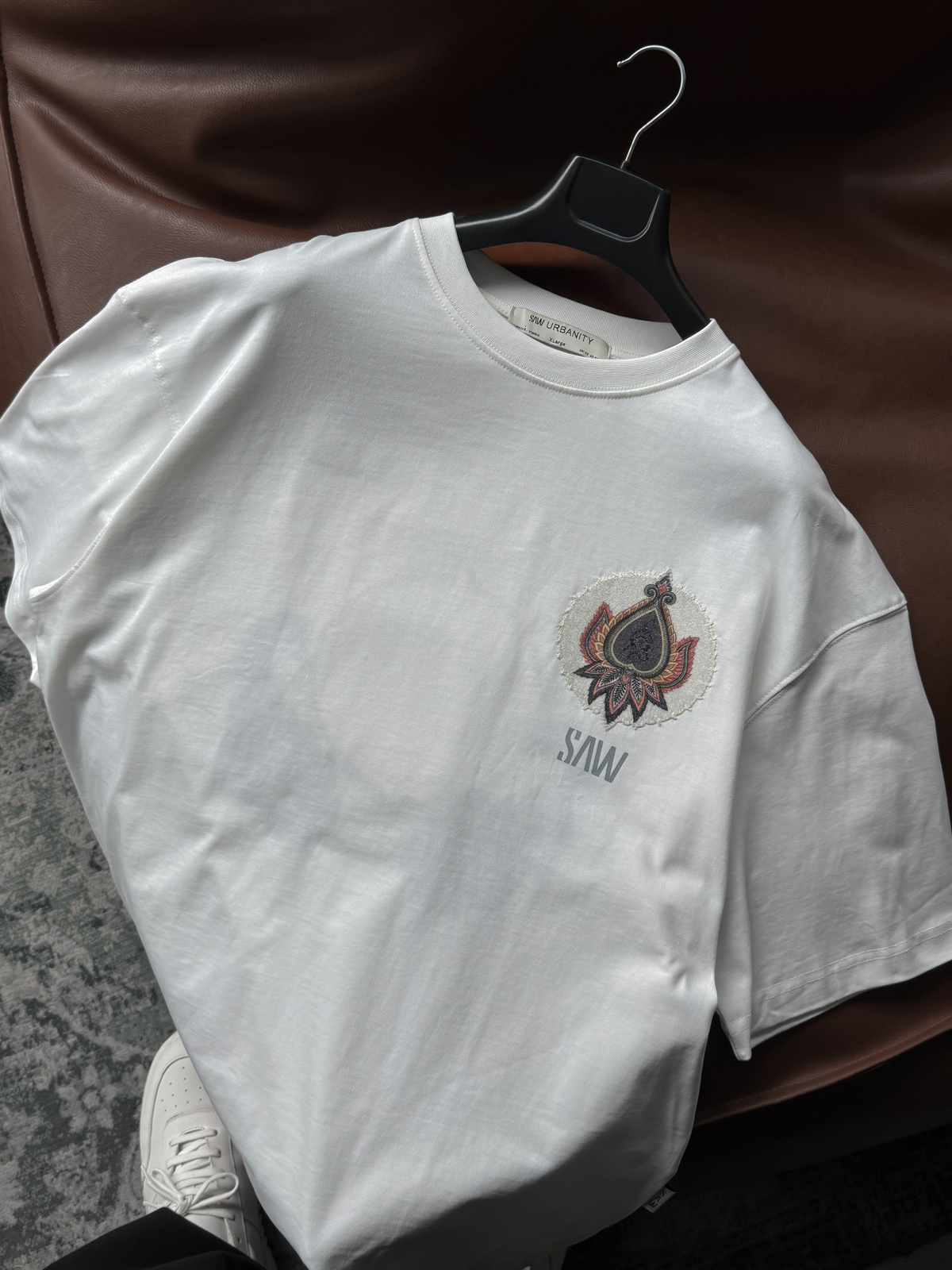 Beyaz Nakış Halı Patchli Oversize T-Shirt SW-5112