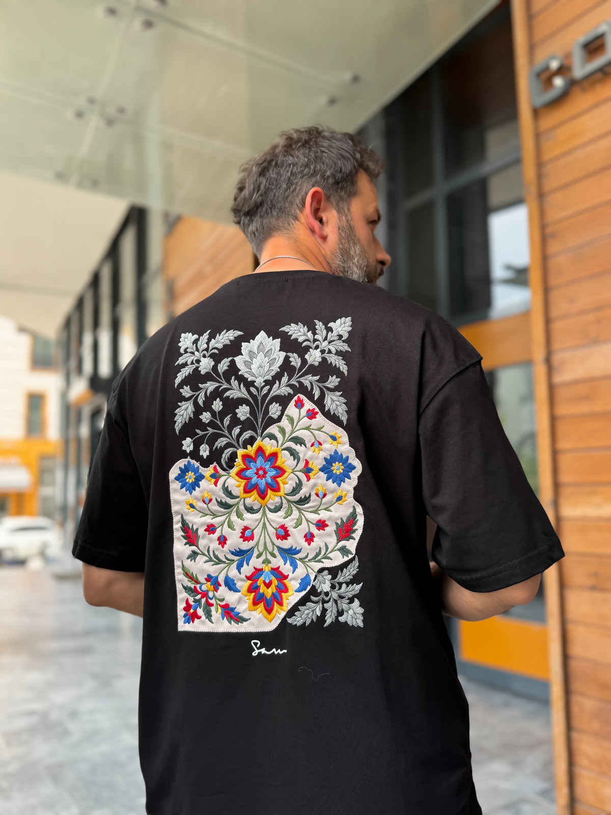 Siyah Sırt Çiçek Nakışlı Oversize T-Shirt SW-5173