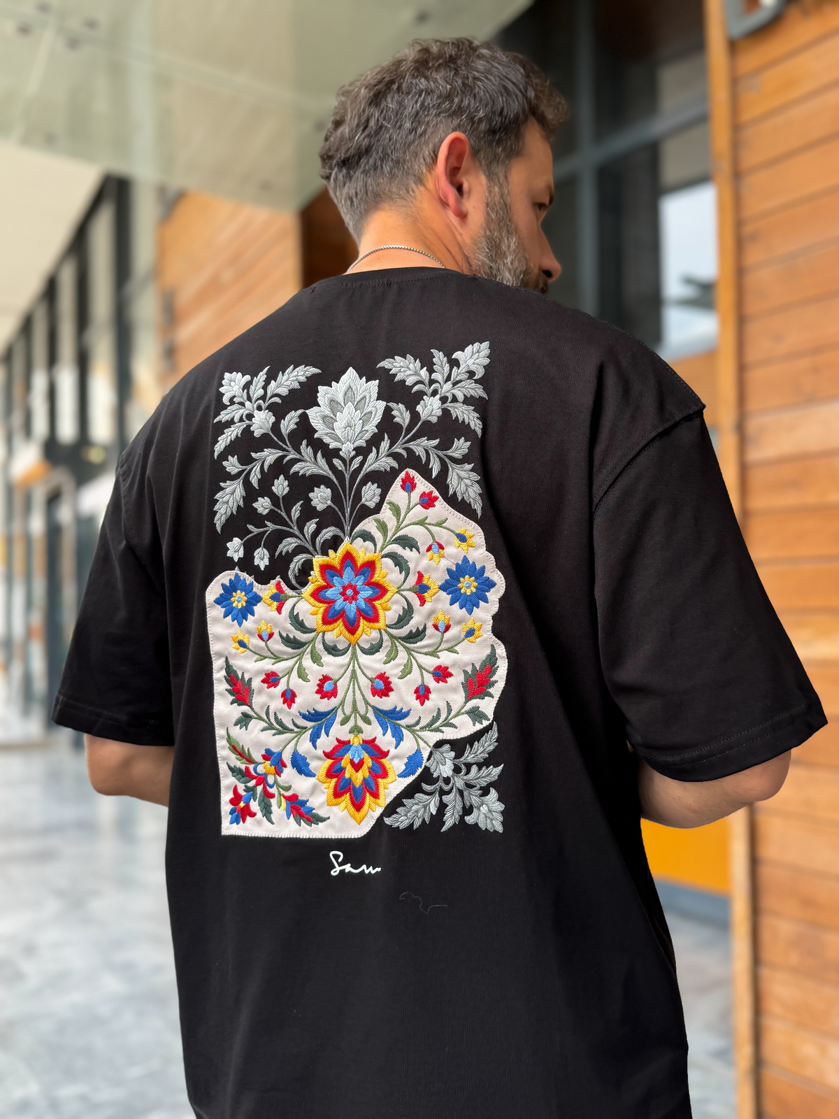 Siyah Sırt Çiçek Nakışlı Oversize T-Shirt SW-5173