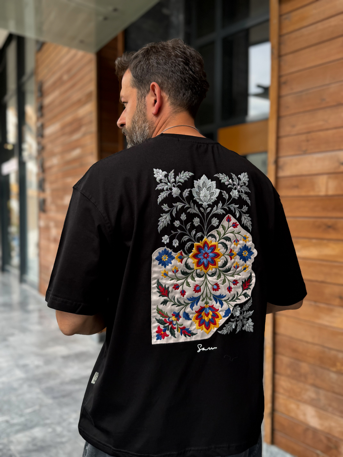 Siyah Sırt Çiçek Nakışlı Oversize T-Shirt SW-5173