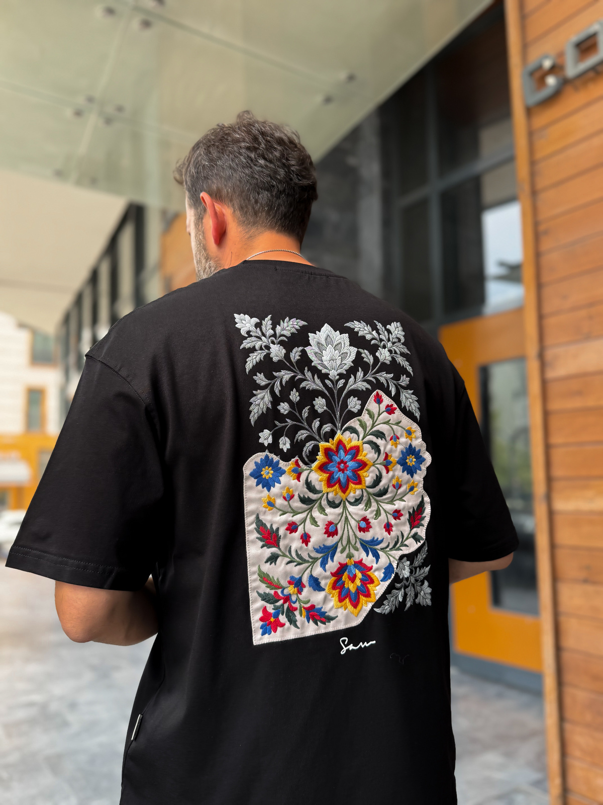 Siyah Sırt Çiçek Nakışlı Oversize T-Shirt SW-5173