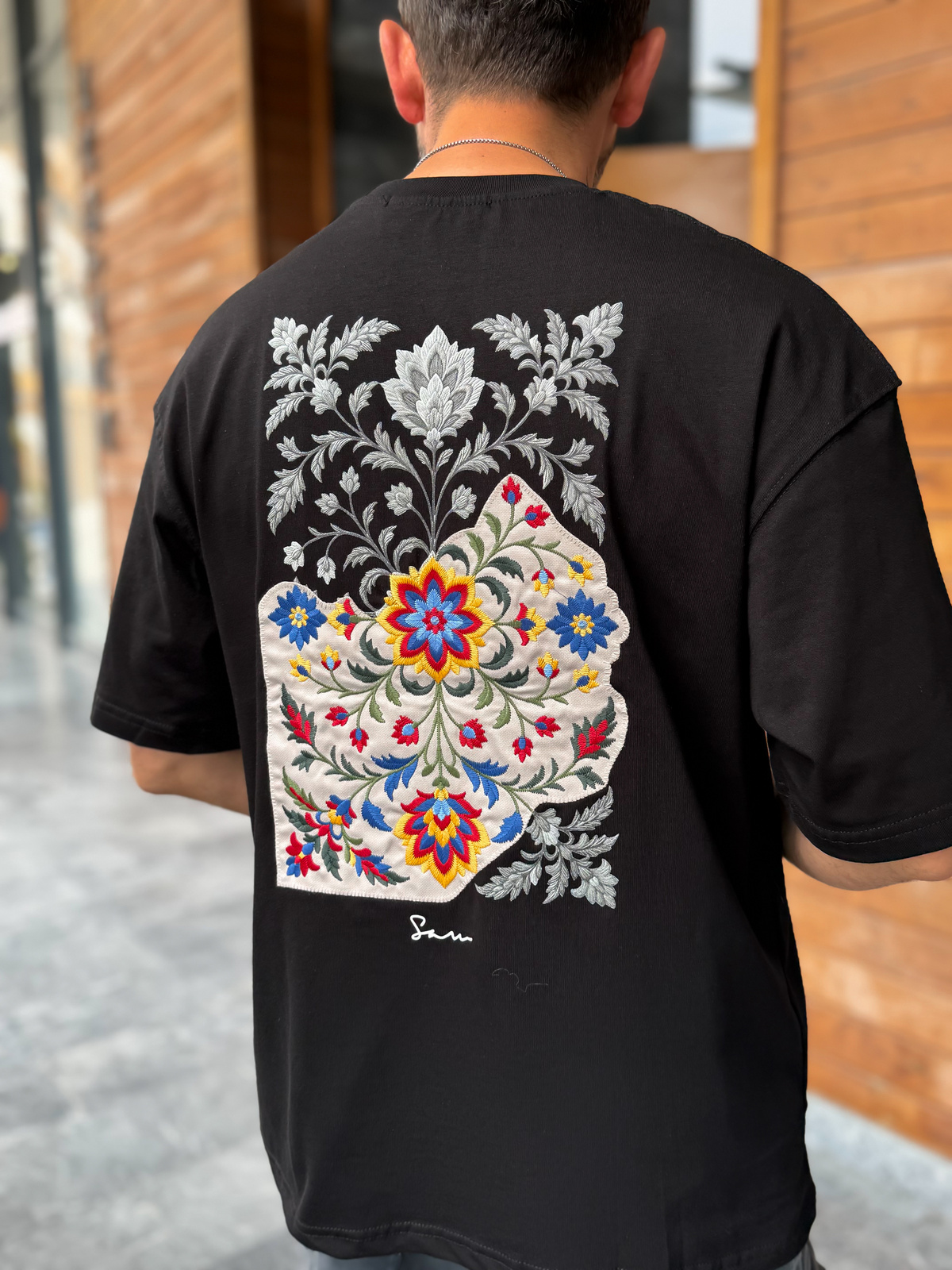 Siyah Sırt Çiçek Nakışlı Oversize T-Shirt SW-5173
