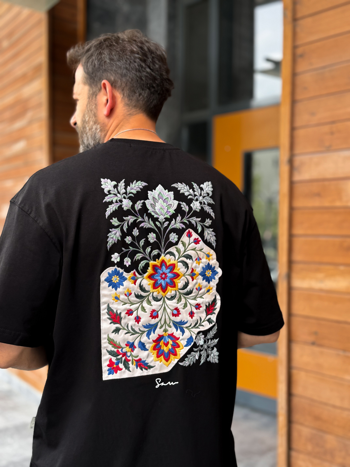Siyah Sırt Çiçek Nakışlı Oversize T-Shirt SW-5173