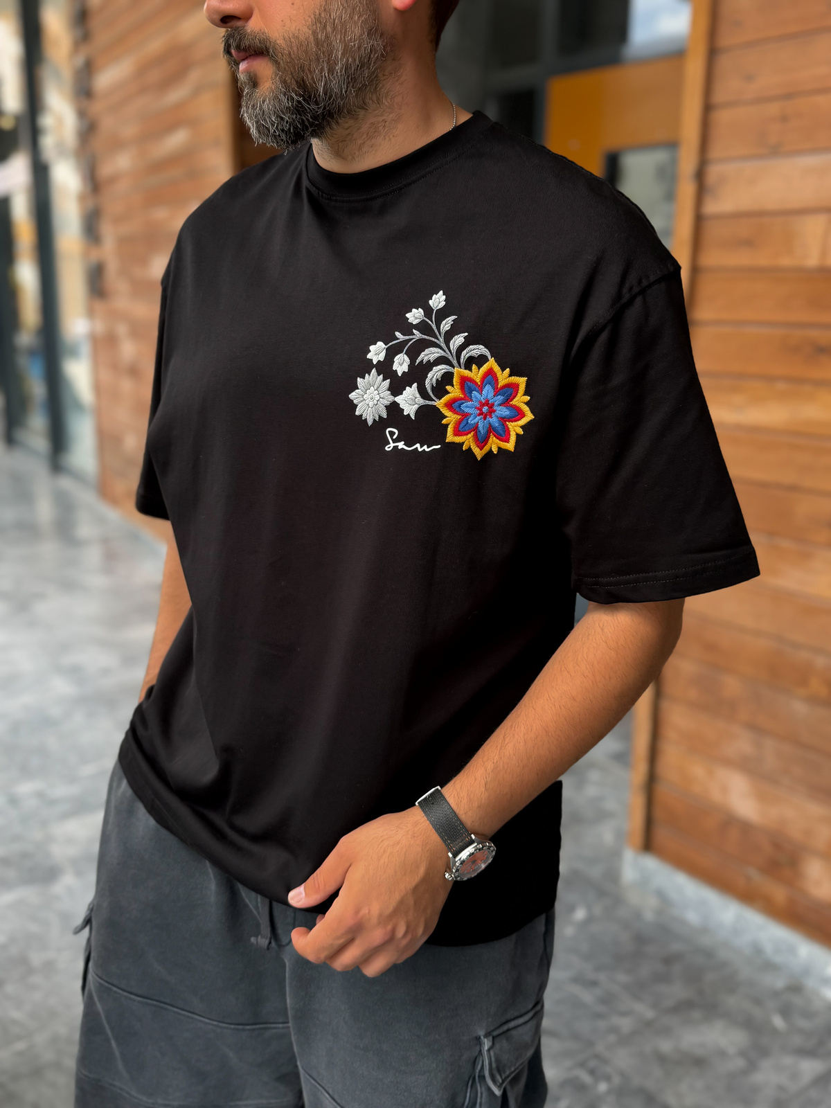 Siyah Sırt Çiçek Nakışlı Oversize T-Shirt SW-5173