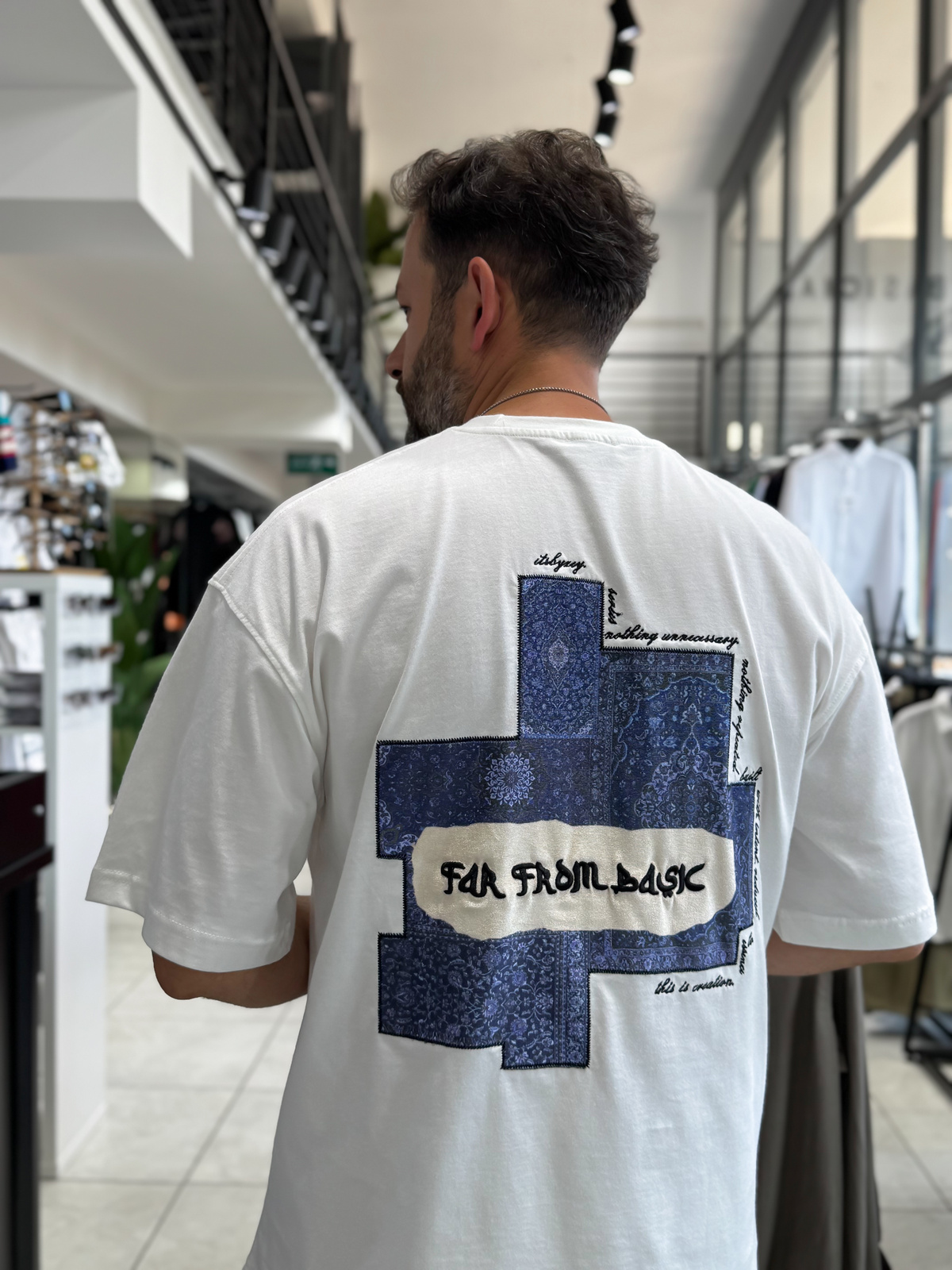 Beyaz Motif Halı Patchli Oversize T-Shirt RES-1117