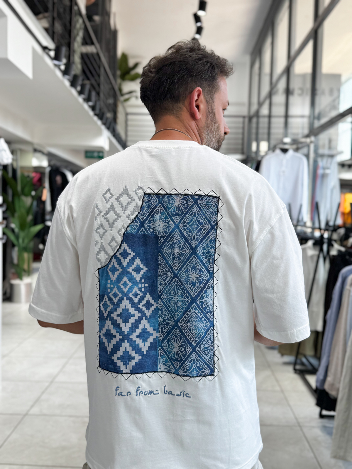 Beyaz Sırt Motif Patchli Oversize T-Shirt RES-1119