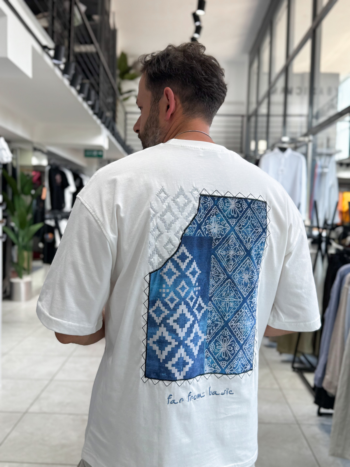 Beyaz Sırt Motif Patchli Oversize T-Shirt RES-1119