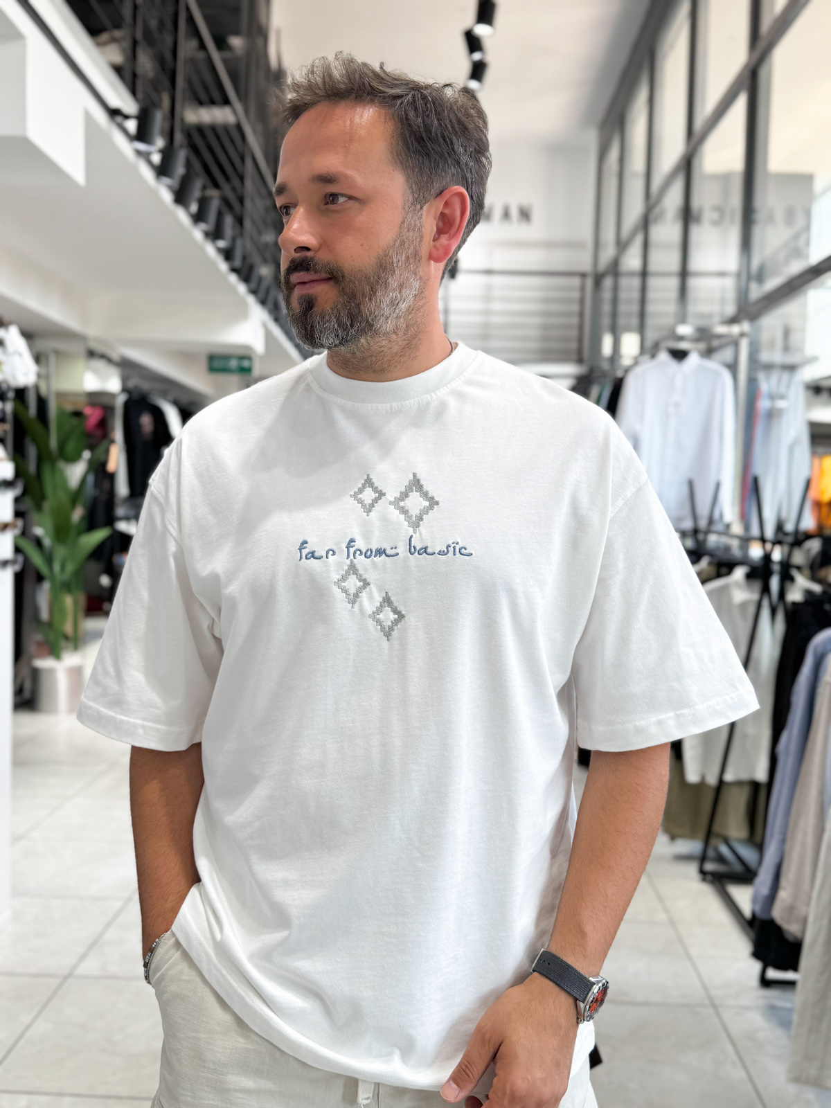 Beyaz Sırt Motif Patchli Oversize T-Shirt RES-1119