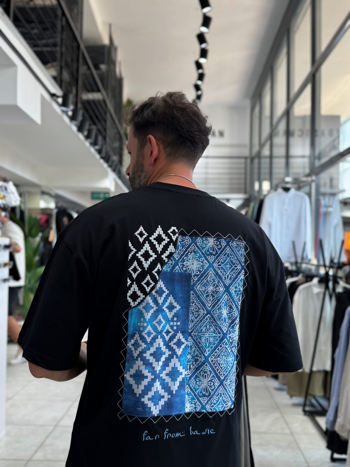 Siyah Sırt Motif Patchli Oversize T-Shirt RES-1119